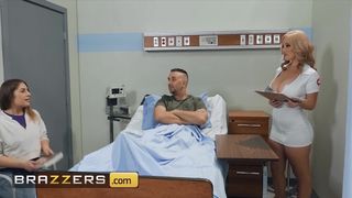 Медсестра с силиконовыми буферами трахнулась с женатым пациентом в больнице