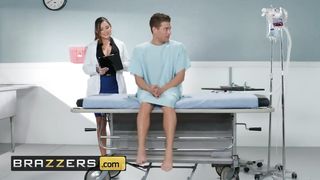 Пышногрудая медсестра в чулках стонет от ебли раком с пациентом