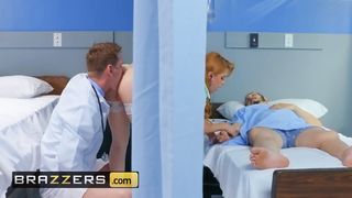 Русский доктор разъебал анальную дырку медсестры в палате возле пациента