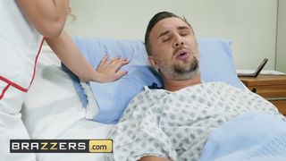 Медсестра обокрала пациента и села ему пиздой на лицо перед сексом в палате