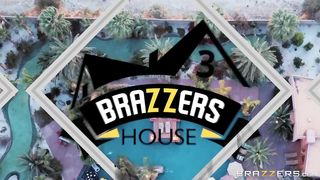 Большая секс оргия порно звезд на реалити-шоу Brazzers House