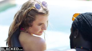 Первый межрасовый опыт Mia Melano на отдыхе в Греции