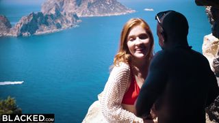 Рыжая россиянка с подругой сделали двойной минет негру в горах