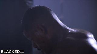 Черные боксеры отымели в обе дырки Райли Рид на глазах мастурбирующей подруги