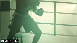 Черные боксеры в масле оттрахали журналистку в спортзале