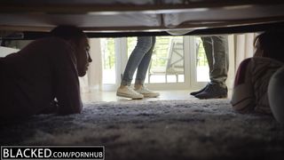 Девка в джинсах ебется с негром, пока её друзья прячутся под кроватью
