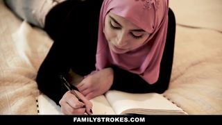 Мачеха арабка поймала в финале траха дочь в хиджабе и пасынка