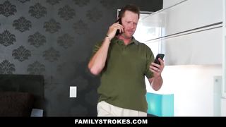 Дочь сосет хуй отца по гланды и трахается с ним, чтобы вернуть телефон