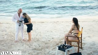 Зрелый фотограф пялит выбритую киску 18-летней модели на пляже