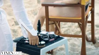 Зрелый фотограф пялит выбритую киску 18-летней модели на пляже