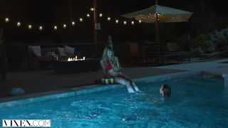 Лесбиянки занимаются сексом у  бассейна, пока за ними наблюдает незнакомка