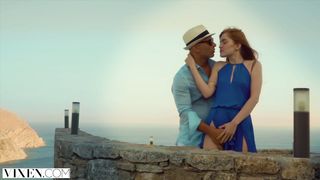 Красивый секс рыжей россиянки и иностранца в отеле с видом на море