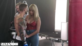 Девушка маркетолог ебется до оргазма с бойцом MMA после фотосессии