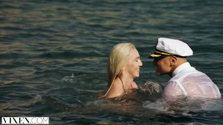 Красивый секс женатой блондинки и яхтсмена на пустом пляже