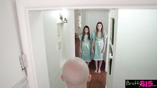 Денни пялит зловещих сестер на полу в порно пародии на «Сияние»