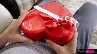 Бро подарил сводной сестре член на День святого Валентина