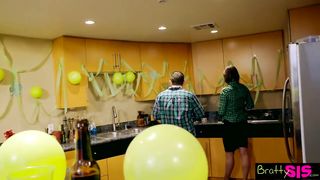Брат именинник трахает сводных сестер на кухне за спинами родителей