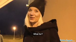 Блондинка ради денег сосёт пикаперу хуй и трахается с ним на холодной улице