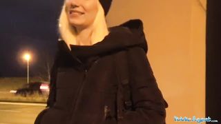 Блондинка ради денег сосёт пикаперу хуй и трахается с ним на холодной улице