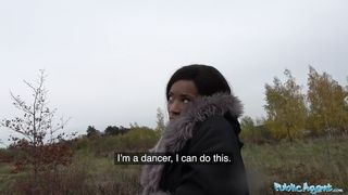 Черная танцовщица оттрахана пикапером на капоте машины за 300 евро