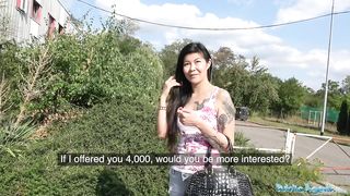 Азиатка в татухах берет с пикапера бабло за минет и секс на природе
