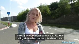 Продажная блондинка оттрахана раком на капоте машины пикапера
