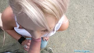 Продажная блондинка оттрахана раком на капоте машины пикапера