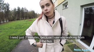Уломал русскую студентку в лифчике на орал и еблю в подъезде