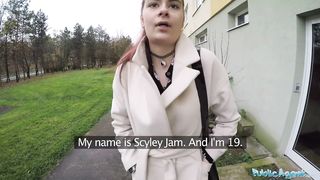 Уломал русскую студентку в лифчике на орал и еблю в подъезде