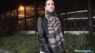 Одетая брюнетка продалась пикаперу для секса на ночном вокзале