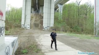 Полицейский спалил продажную блондинку и агента в финале траха под мостом
