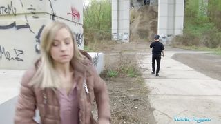 Полицейский спалил продажную блондинку и агента в финале траха под мостом