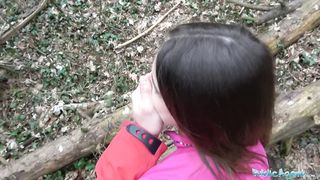 Бегунья Elle Rose занимается сексом в лесу с пикапером за 10 тысяч крон