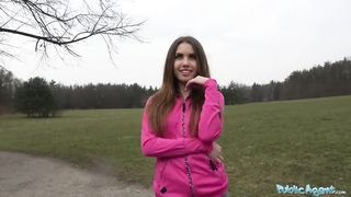 Бегунья Elle Rose занимается сексом в лесу с пикапером за 10 тысяч крон