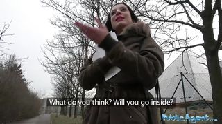 Девушка промоутер берет деньги за секс с публичным агентом возле метро