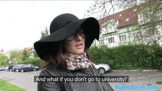 Студентка в шляпе взяла крупный хуй на ротан перед сексом ради денег