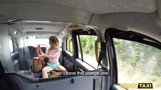 Блядь в оранжевом купальнике выебана водителем такси на заднем сиденье