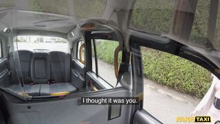 Две шлюхи лижут очко таксиста в позе фейсситтинга во время ЖЖМ в машине