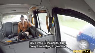 Пассажирка в сапогах и латексной юбке выебана таксистом на заднем сиденье