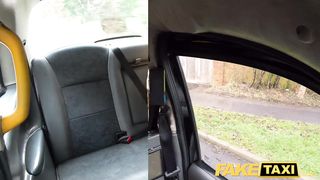 Русская тусовщица с короткой стрижкой оттрахана таксистом в машине