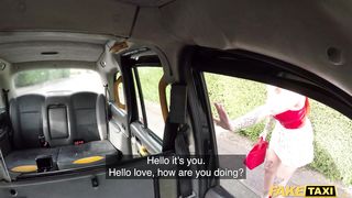 Забитая татухами рыжуха полирует анус таксиста и соглашается на еблю в машине