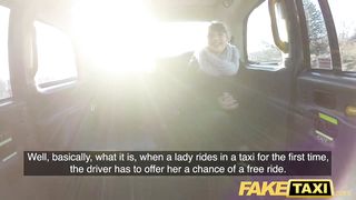 Жилистый хуй водителя проникает в волосатую киску француженки в такси