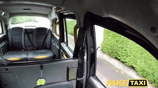 Таксист отъебал британскую мамашу с громадными дойками