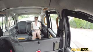 Ava Austen фистит небритую киску перед еблей с таксистом на заднем сиденье