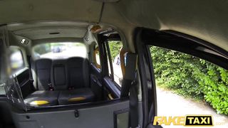 Спортивная милфа прикусывает хуй таксиста перед еблей на заднем сиденье машины