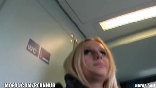 Блондинка в красной кофте ебется с пикапером в туалете поезда
