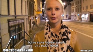 Чешская студентка взяла 20 тысяч крон и дала в анал пикаперу в подъезде