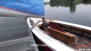 Пикап агент заплатил чужой девушке за еблю в лодке на озере