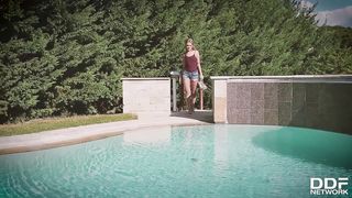 Tiffany Tatum облизывает пальцы ног, мастурбируя письку у бассейна