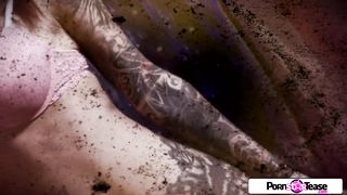 Татуированная шатенка ползает по ковру и дрочит письку пальцами до оргазма